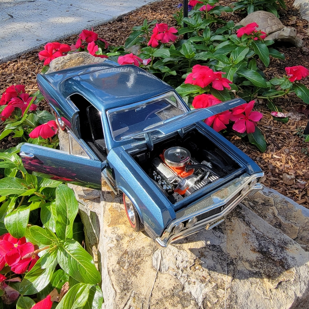 MOTORMAX ♡ 1967 Slate Blue Metallic Chevelle SS396 1:18 Scale Diecast Model - Picture 5 of 17